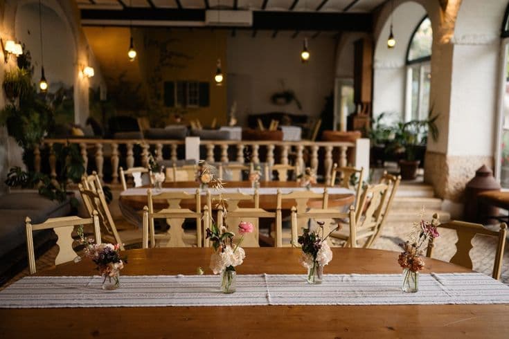 Table detail with small florals in the Lagar